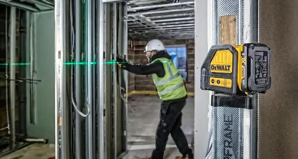 nivel-laser-con-bateria-sus-caracteristicas-y-modelos